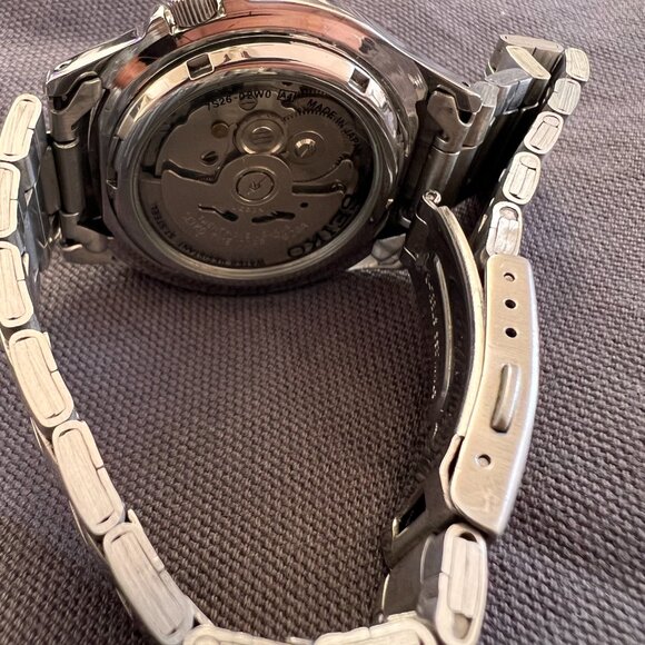 Vintage Seiko Sports 5 Black Face w/ Silver Accents Silver Band Transparent back - Picture 2 of 3